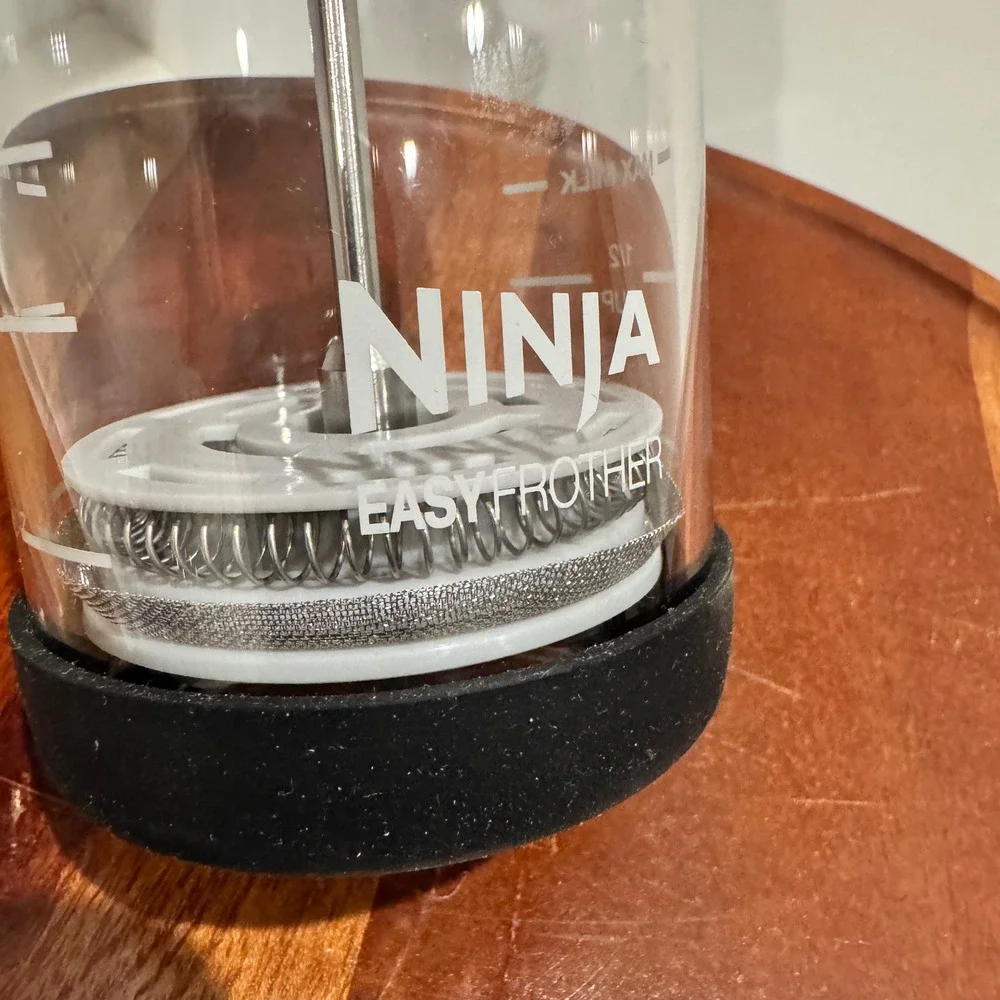 Ninja Easy Frother Manual Milk Frother Glass Carafe Black Silicone Grip CF080